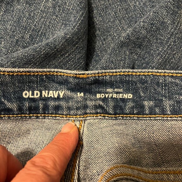 GENTLY USED} Old Navy Women's Mid-Rise Boysfriend Jeans, Stonewash, Size 14 - Picture 4 of 7